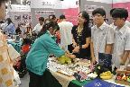 主任與學生一同展演作品