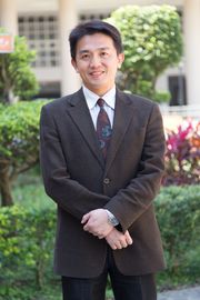 校長楊益�