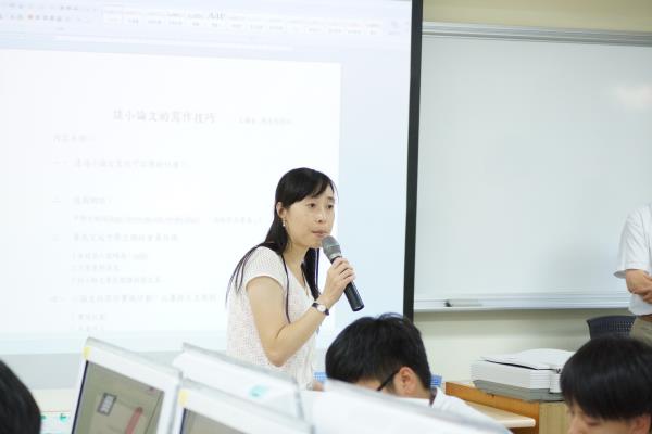 圖書館唐秋霜主任開場，勉勵同學積極撰寫小論文