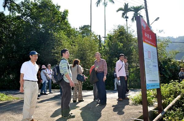 旅遊行程活動內容：採蔥體驗與蔥油餅DIY、豬肉香腸風味大餐、精油提煉DIY與芳香植物解說導覽、綠茶龍鬚糖DIY