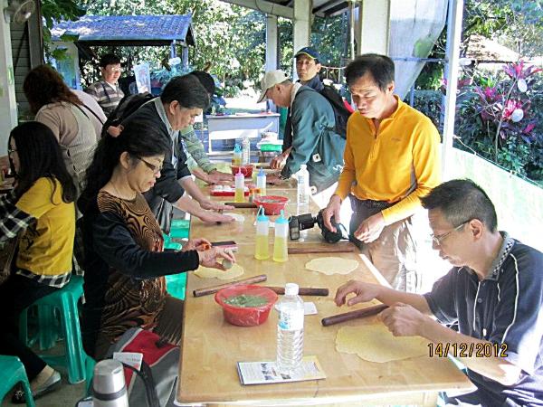 旅遊行程活動內容：採蔥體驗與蔥油餅DIY、豬肉香腸風味大餐、精油提煉DIY與芳香植物解說導覽、綠茶龍鬚糖DIY