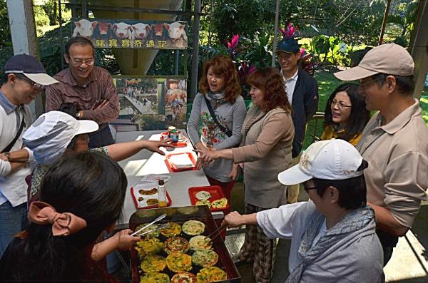 旅遊行程活動內容：採蔥體驗與蔥油餅DIY、豬肉香腸風味大餐、精油提煉DIY與芳香植物解說導覽、綠茶龍鬚糖DIY