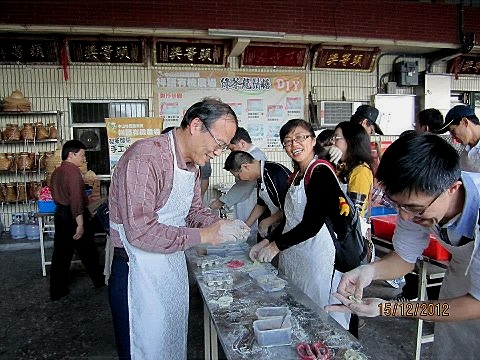 旅遊行程活動內容：採蔥體驗與蔥油餅DIY、豬肉香腸風味大餐、精油提煉DIY與芳香植物解說導覽、綠茶龍鬚糖DIY