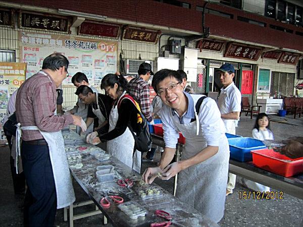 旅遊行程活動內容：採蔥體驗與蔥油餅DIY、豬肉香腸風味大餐、精油提煉DIY與芳香植物解說導覽、綠茶龍鬚糖DIY