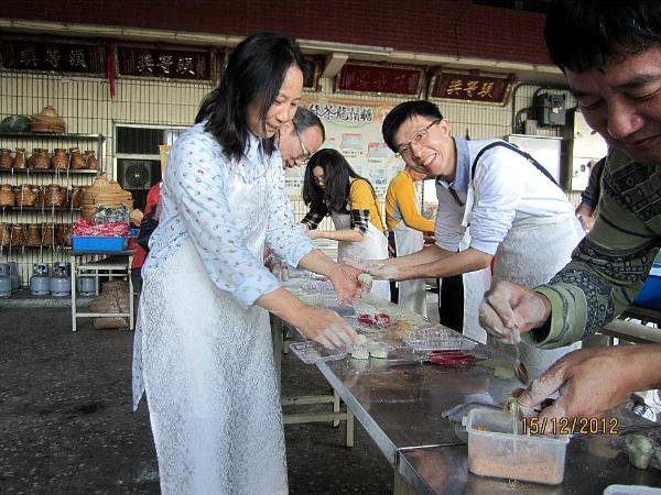 旅遊行程活動內容：採蔥體驗與蔥油餅DIY、豬肉香腸風味大餐、精油提煉DIY與芳香植物解說導覽、綠茶龍鬚糖DIY